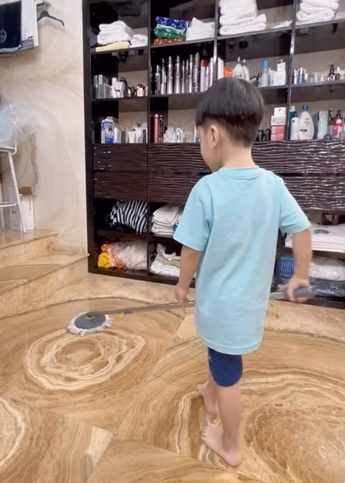 3 tuổi, bé Polo đã biết phụ bố lau dọn nhà cửa.