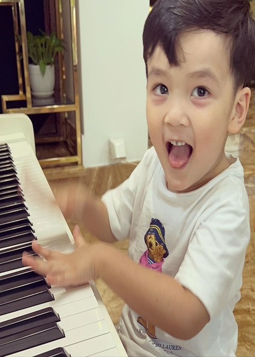 Con trai Đàm Vĩnh Hưng kháu khỉnh khiến fan ngắm mãi không chán.