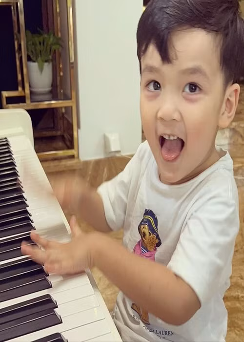 Con trai Đàm Vĩnh Hưng kháu khỉnh khiến fan ngắm mãi không chán.