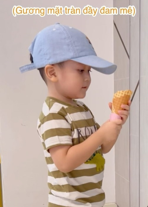 Giống như nhiều em bé khác, con trai Đàm Vĩnh Hưng thích ăn kem.