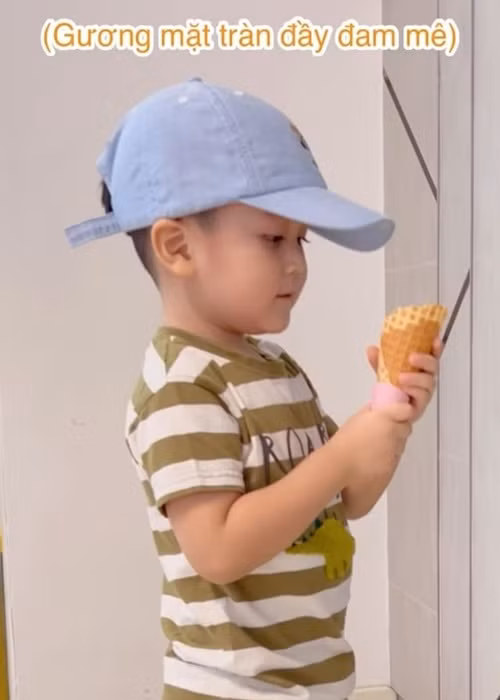 Giống như nhiều em bé khác, con trai Đàm Vĩnh Hưng thích ăn kem.
