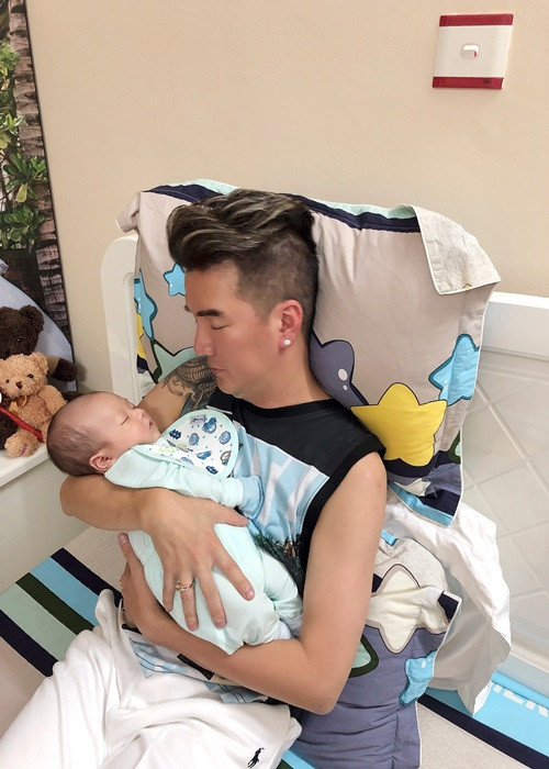 Bé Polo ngủ say trong vòng tay Đàm Vĩnh Hưng.