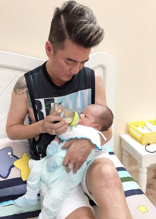 "Ông hoàng nhạc Việt" chia sẻ các khoảnh khắc chăm bẵm con trai từ lúc bé mới chào đời.