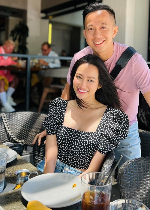 Trúc Diễm đăng tải hình ảnh vui vẻ bên bạn bè, đồng nghiệp.