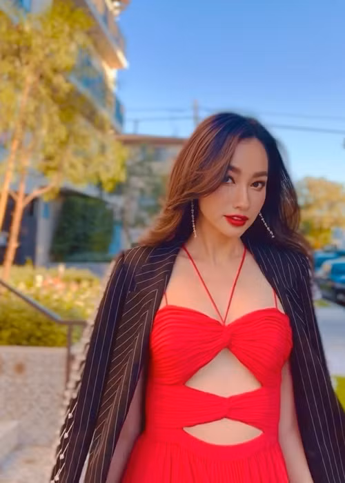 Chân dài sinh năm 1987 sống một mình tại căn hộ riêng ở Los Angeles sau khi ly hôn.