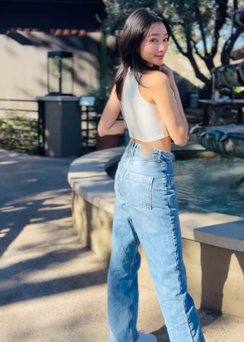 Trên mạng xã hội, chân dài thường xuyên cập nhật hình ảnh đời thường, khi tham gia sự kiện, làm người mẫu.