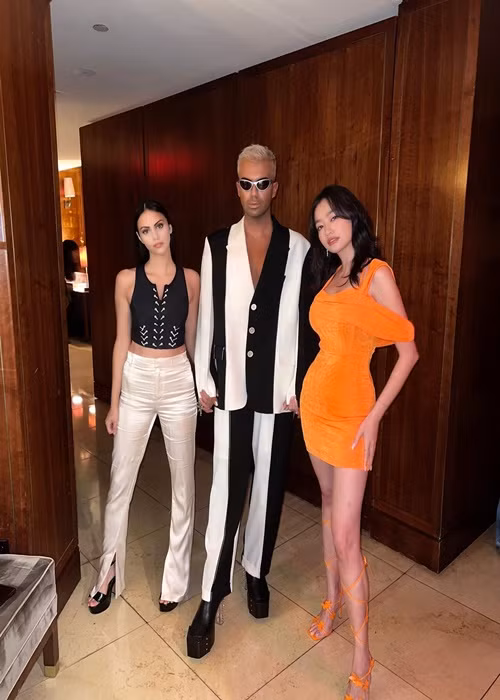 Trúc Diễm khéo chọn váy áo tôn đường cong hình thể gợi cảm.