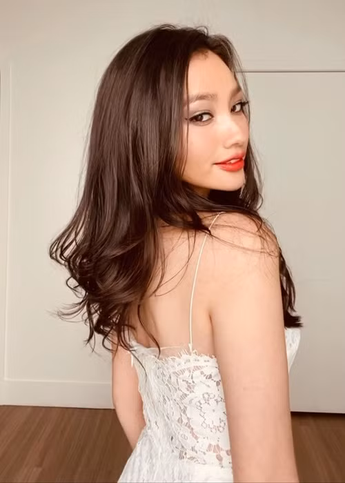 Trúc Diễm khiến người đối diện khó rời mắt bởi vẻ ngoài nóng bỏng.