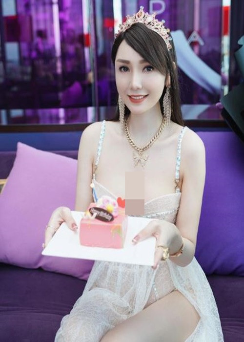 Nhanh chóng, Hoàng Cảnh Dụ tổ chức họp báo. Anh khẳng định, bản thân bị vu khống. Bạn trai của Helen Thanh Đào cho biết, anh sẵn sàng trả lại tiền cho nhà đầu tư không tin tưởng. Ngoài ra, Hoàng Cảnh Dụ nhấn mạnh, Helen Thanh Đào không liên quan đến hoạt động kinh doanh của mình. Ảnh: Zing