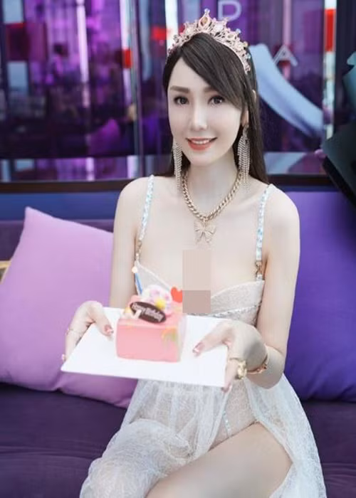 Nhanh chóng, Hoàng Cảnh Dụ tổ chức họp báo. Anh khẳng định, bản thân bị vu khống. Bạn trai của Helen Thanh Đào cho biết, anh sẵn sàng trả lại tiền cho nhà đầu tư không tin tưởng. Ngoài ra, Hoàng Cảnh Dụ nhấn mạnh, Helen Thanh Đào không liên quan đến hoạt động kinh doanh của mình. Ảnh: Zing