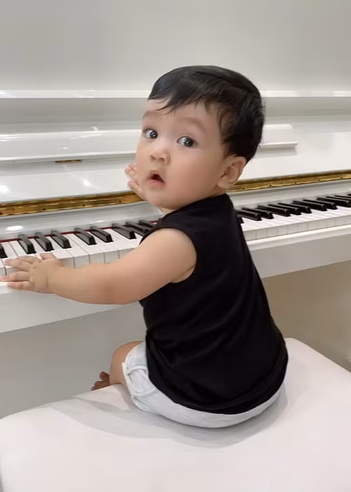 Theo Đàm Vĩnh Hưng, 3 năm qua, anh hay đăng tải những bài thơ, status nói về một cuộc tình khó đoán. Thực tế, những chia sẻ sẻ này về con trai. "Tất cả những anh và em, ta, em là để ngụy trang. Thật ra đó là viết cho em Polo bởi anh - ba Hưng đấy". Ảnh: FBNV