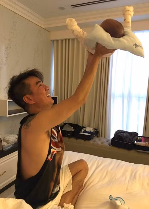 Mr Đàm còn khoe bài thơ đầu tiên viết cho quý tử. "Duyên!/Con đã đến, một giấc mơ có thật/Thật như đường kẻ chỉ lòng bàn tay/Con đến đây, khiến đời ba rẽ lối/Nối đêm dài bằng tiếng cựa mình con/Làm sao quên phút giây đầu tiên ấy/Đưa tay gầy đón trọn một vầng trăng/Từng băn khoăn, ba nhiều lần tự hỏi/Đến bao giờ mới mỏi cánh chim bay/Đan đôi tay, ba ngước nhìn tự thú/Đến bây giờ mới viết đủ chữ duyên/Thương tặng con trai yêu dấu Polo”, nội dung bài thơ của Đàm Vĩnh Hưng. Ảnh: FBNV