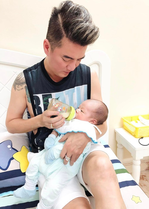 Hậu công khai con trai 3 tuổi, Đàm Vĩnh Hưng tiết lộ hình ảnh cho con uống sữa ngày còn bé. Có thể thấy, nam ca sĩ khéo chăm con. Ảnh: FBNV