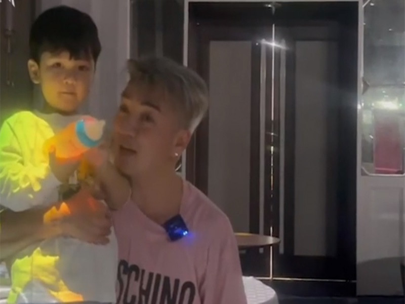 Mr Đàm hứa hẹn sẽ chia sẻ dần các clip và hình ảnh con trai ngày còn nhỏ. Ảnh: Gia đình xã hội