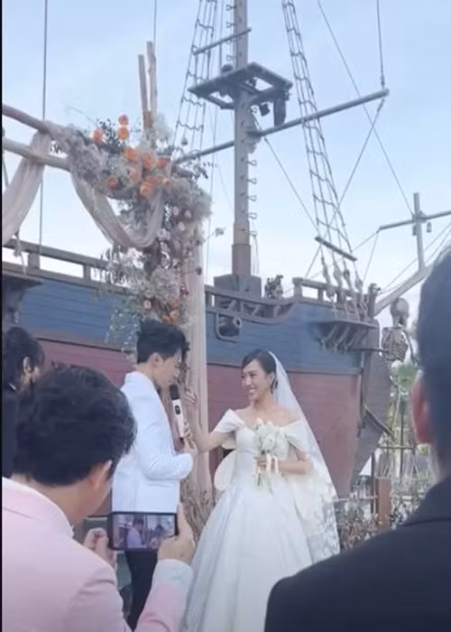 Còn Diệu Nhi bày tỏ: “Anh không phải là người bạn trai hoàn hảo nhưng anh là người chồng tuyệt vời. Anh là người đàn ông chưa từng từ chối với em bất cứ điều gì. Anh luôn đưa hết tiền cho em, lúc nào cũng bên cạnh em. Mỗi khi em mệt, anh luôn ở bên chăm sóc em. Lúc đó, em nhận ra em đã lấy đúng người. Nếu có kiếp sau, em vẫn mong làm vợ anh, làm con của bố mẹ em, làm dâu gia đình anh”. Ảnh: Saostar