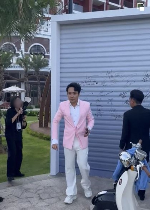 Tham dự đám cưới, Trấn Thành chúc cho Anh Tú và Diệu Nhi nương nhau mà sống, mỗi khi khó khăn thì nhớ lại lời thề nguyện ngày hôm nay. Ảnh: Saostar