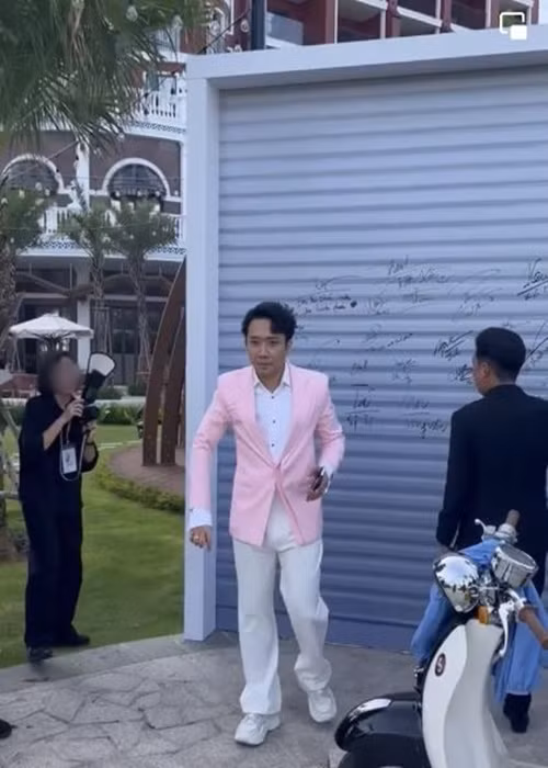 Tham dự đám cưới, Trấn Thành chúc cho Anh Tú và Diệu Nhi nương nhau mà sống, mỗi khi khó khăn thì nhớ lại lời thề nguyện ngày hôm nay. Ảnh: Saostar