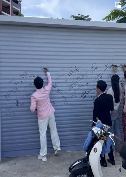 Dàn khách mời ký tên trong đám cưới Anh Tú. Ảnh: Saostar