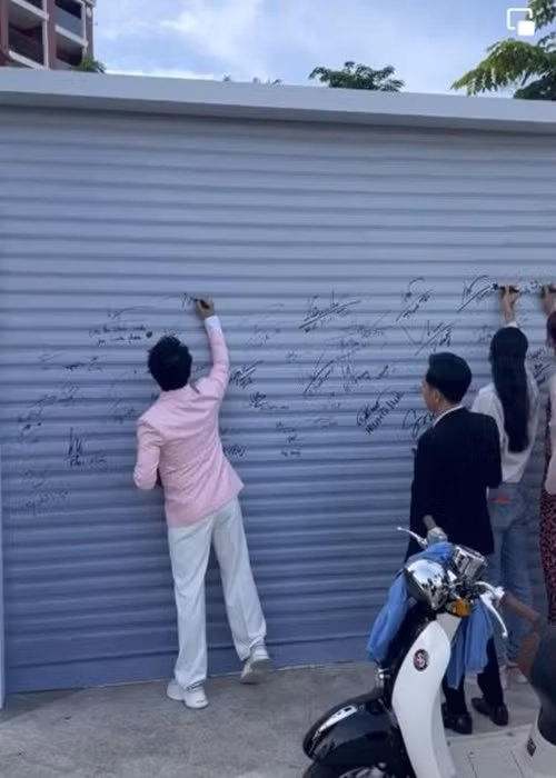 Dàn khách mời ký tên trong đám cưới Anh Tú. Ảnh: Saostar