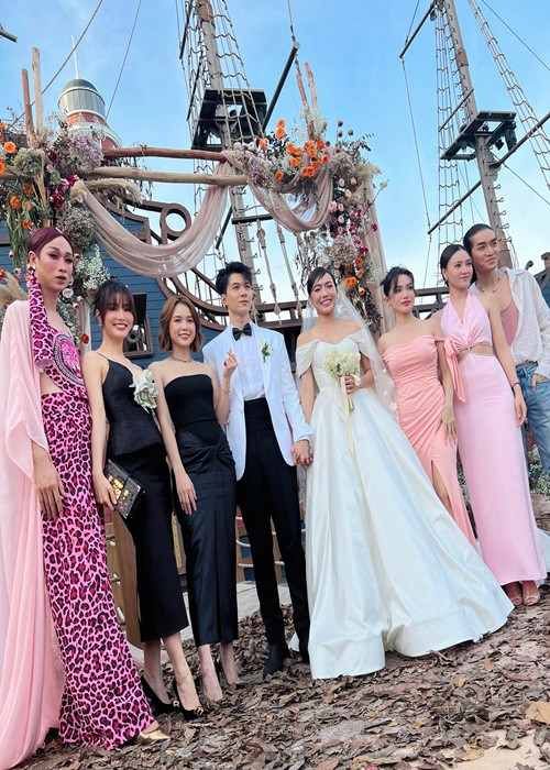 Đám cưới Diệu Nhi - Anh Tú có sự góp mặt của nhiều nghệ sĩ nổi tiếng như: Trấn Thành, Trường Giang, Diễm My, Ninh Dương Lan Ngọc, Sam, Hải Triều, BB Trần. Ảnh: FB Sĩ Thanh