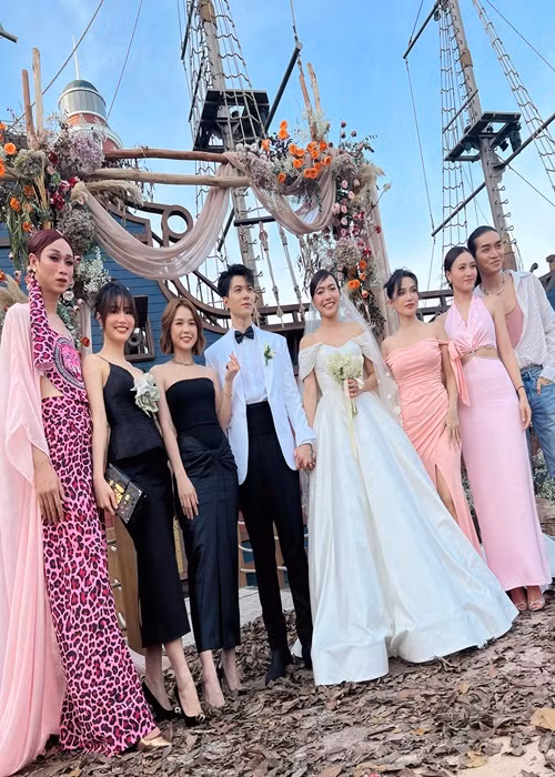 Đám cưới Diệu Nhi - Anh Tú có sự góp mặt của nhiều nghệ sĩ nổi tiếng như: Trấn Thành, Trường Giang, Diễm My, Ninh Dương Lan Ngọc, Sam, Hải Triều, BB Trần. Ảnh: FB Sĩ Thanh