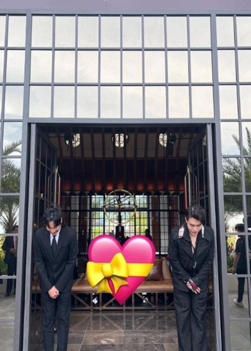 Lê Dương Bảo Lâm và Kiều Minh Tuấn hài hước đóng vai người đứng tiếp khách mời. Ảnh: Phụ nữ Việt Nam