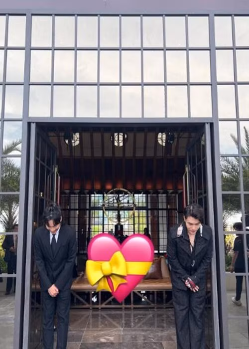 Lê Dương Bảo Lâm và Kiều Minh Tuấn hài hước đóng vai người đứng tiếp khách mời. Ảnh: Phụ nữ Việt Nam