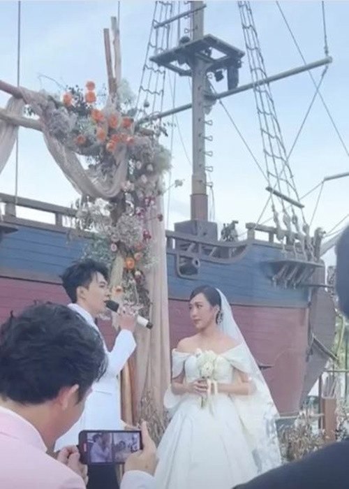  Đám cưới Diệu Nhi - Anh Tú là sự kiện giải trí được mong chờ nhất trong tháng 10. Cặp đôi tổ chức hôn lễ vào ngày 10/10, đúng 3 năm sau khi đăng ký kết hôn. Anh Tú và Diệu Nhi đã trao nhau lời thề nguyện trước sự chứng kiến của 250 khách mời. Anh Tú chia sẻ: "Anh muốn nói rằng 7 năm nay anh yêu em, anh chưa hứa với em bất cứ gì. Ngày hôm nay, anh rất vui vì đã tổ chức lễ cưới như mong muốn. Mong hôm nay và mãi mãi sau này chúng ra luôn bên nhau". Ảnh: Saostar