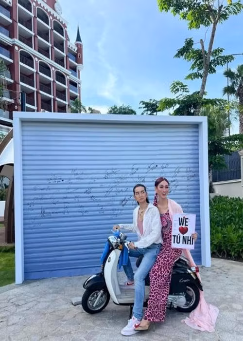 BB Trần và Hải Triều tái hiện lại khoảnh khắc Anh Tú - Diệu Nhi khoe giấy đăng ký kết hôn. Ảnh: Saostar