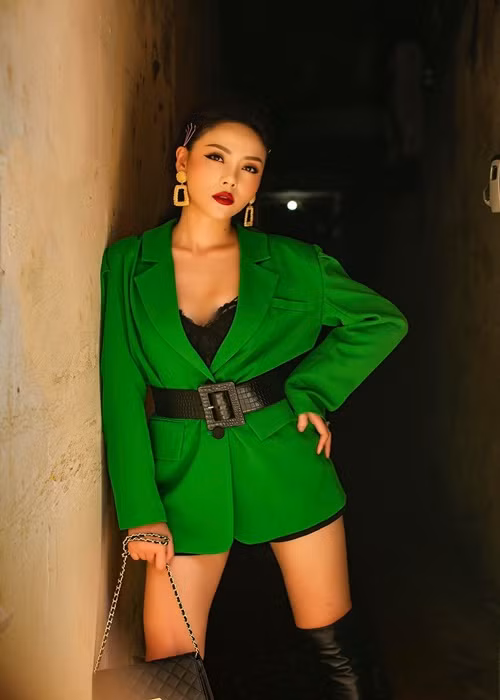 Huyền Trang có gu ăn mặc đa dạng, khi dịu dàng, lúc lại cá tính. Ảnh: FBNV