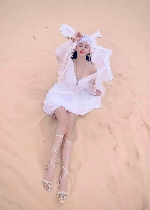 Huyền Trang ngoài đời có gu thời trang quyến rũ giống nhân vật của mình trong "Hành trình công lý". Ảnh: FBNV