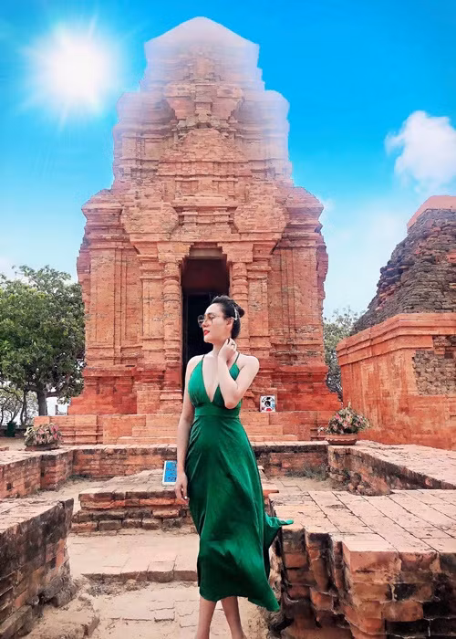 Trước "Hành trình công lý", Huyền Trang từng đóng chung với Việt Anh trong phim "Chỉ có thể là yêu" lên sóng 10 năm trước. Ảnh: FBNV