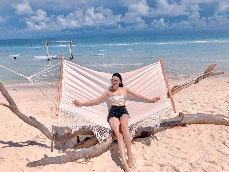 Nữ diễn viên ăn mặc hút mắt trong những chuyến đi biển. Ảnh: FBNV