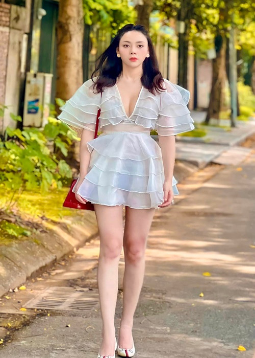 Trang cá nhân của Huyền Trang ngập tràn hình ảnh gợi cảm. Ảnh: FBNV