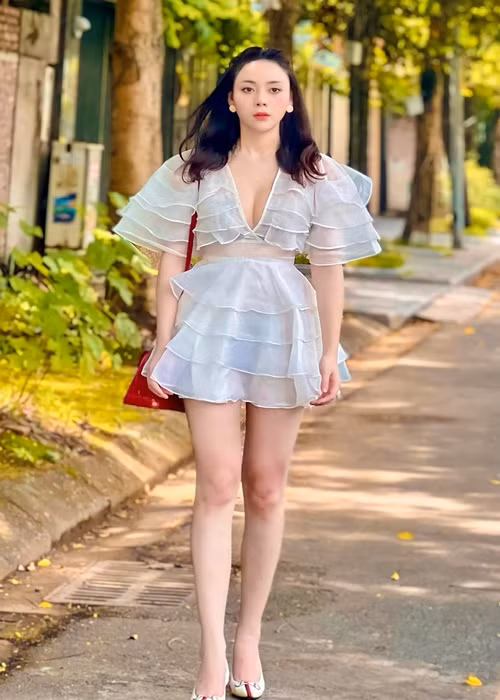 Trang cá nhân của Huyền Trang ngập tràn hình ảnh gợi cảm. Ảnh: FBNV