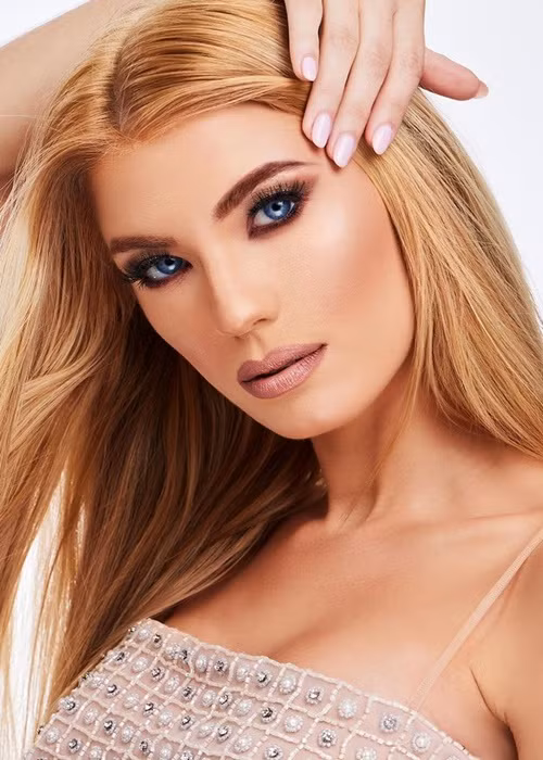 Đối thủ đáng gờm của Thiên Ân sở hữu mái tóc nâu tự nhiên tuyệt đẹp, đôi mắt xanh hút hồn. Ảnh: Instagram nhân vật