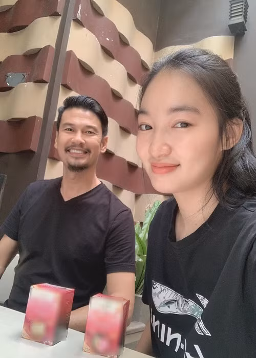 Bà xã Tiết Cương đăng tải hình ảnh bên chồng. Ảnh: Yan