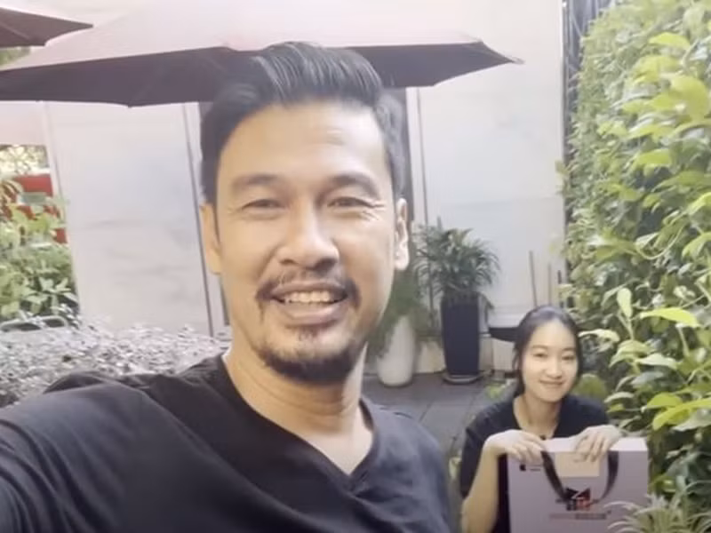 Tiết Cương thậm chí làm vlog có bà xã tham gia. Ảnh chụp màn hình