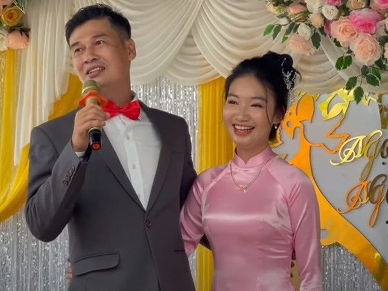 Loạt ảnh Tiết Cương bên vợ kém hàng chục tuổi sau đám cưới Loat anh Tiet Cuong ben vo kem hang chuc tuoi sau dam cuoi