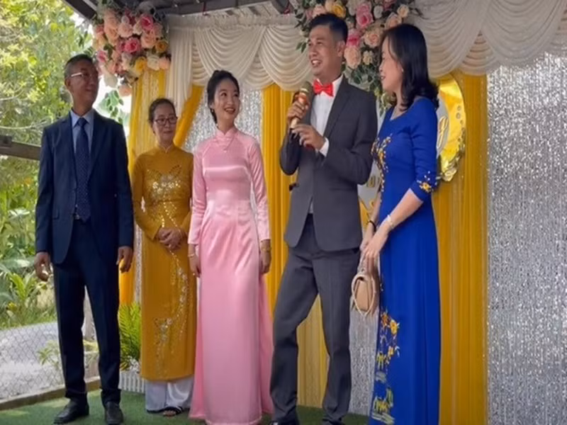 Tiết Cương lấy vợ ở tuổi 49. Bà xã của nam diễn viên tên Ngọc Thưởng, kém Tiết Cương hàng chục tuổi. Ảnh: Dân Việt