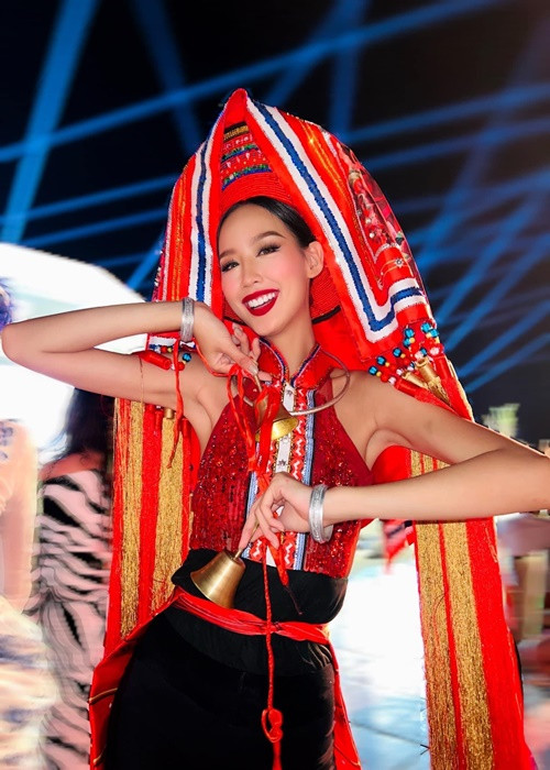 Mới đây, Á hậu Bảo Ngọc đã mang bộ trang phục “Cô em Dao đỏ” tham gia phần thi National costume - Trang phục dân tộc ở Miss Intercontinental 2022 - Hoa hậu Liên lục địa 2022.