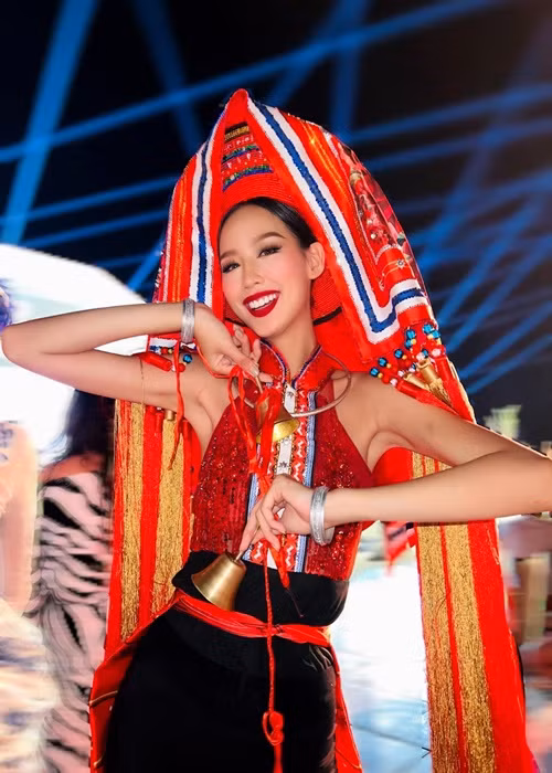 Mới đây, Á hậu Bảo Ngọc đã mang bộ trang phục “Cô em Dao đỏ” tham gia phần thi National costume - Trang phục dân tộc ở Miss Intercontinental 2022 - Hoa hậu Liên lục địa 2022.