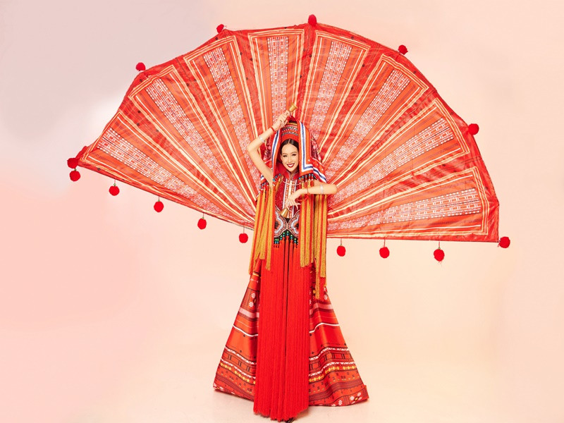 Thiết kế "Cô em Dao đỏ" được lấy cảm hứng từ trang phục cưới của người Dao đỏ dựa trên nền tảng áo dài truyền thống của Việt Nam.