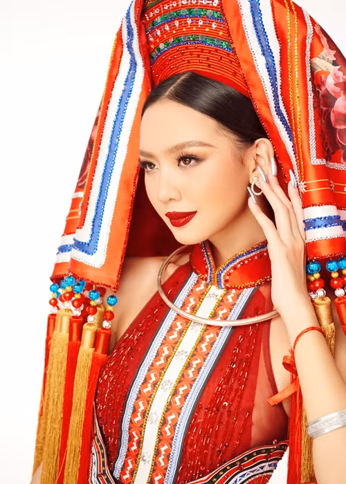 Bảo Ngọc hoàn thành tốt phần thi Trang phục dân tộc.