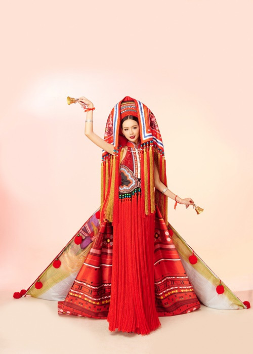 Bộ trang phục mang sắc đỏ, vàng, xanh vô cùng nổi bật, với điểm nhấn là phần tà áo có hình ảnh giống chiếc quạt xòe đầy màu sắc.