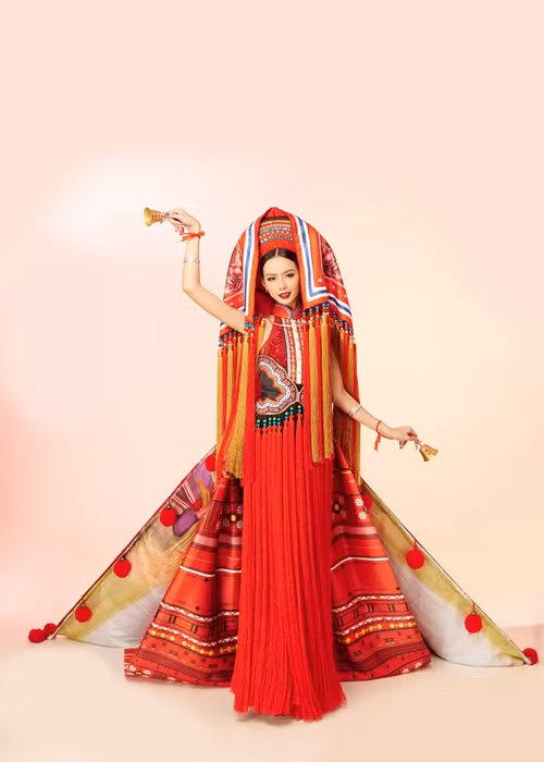 Bộ trang phục mang sắc đỏ, vàng, xanh vô cùng nổi bật, với điểm nhấn là phần tà áo có hình ảnh giống chiếc quạt xòe đầy màu sắc.