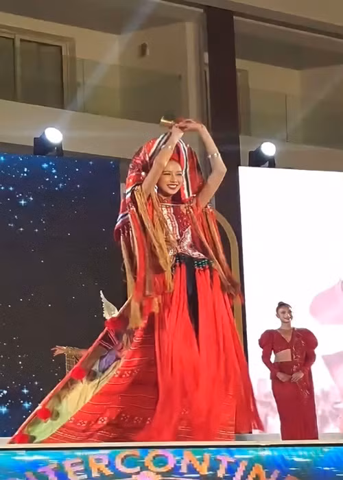 Người đẹp nói thêm: “Với thiết kế lớn thế này, Bảo Ngọc lúc dựng được cánh lên có nảy ra ý tưởng là gấp cánh vào, để hạn chế che hay đụng trúng thí sinh khác và để đợi tới lượt mình sẽ bung ra, có thêm hiệu ứng. Mình tưởng tượng nó như là một bông hoa, chờ đúng giờ để nở. Mong là sáng tạo chứ không tối tạo”.