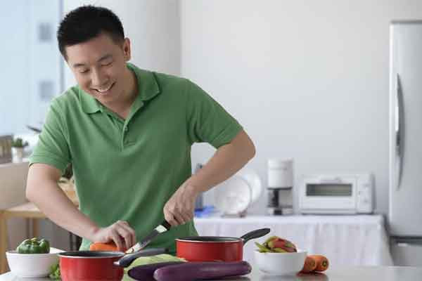 Từ sau bữa ăn ở nhà sếp, chồng tôi đột ngột chăm việc nhà Tu sau bua an o nha sep, chong toi dot ngot cham viec nha