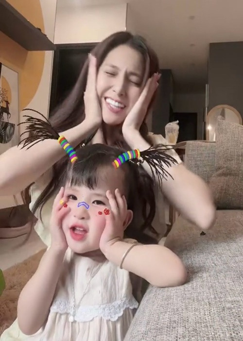 Càng lớn, bé Sol càng giống Jack.