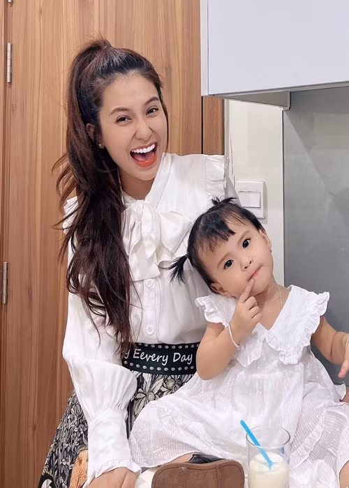 Thiên An làm nhiều công việc để nuôi con từ người mẫu ảnh, bán hàng online đến đóng phim.